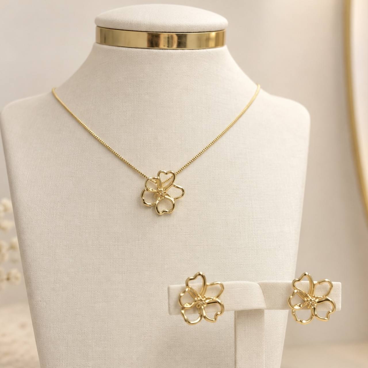 Conjunto dourado de colar e brincos com formas florais