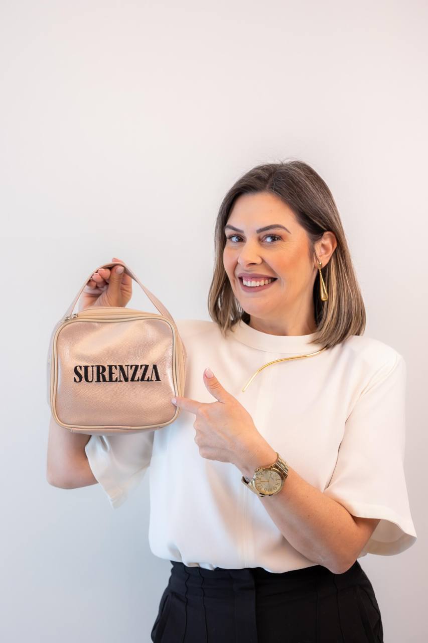 Mulher sorrindo e apresentando o kit de semijoias Surenzza